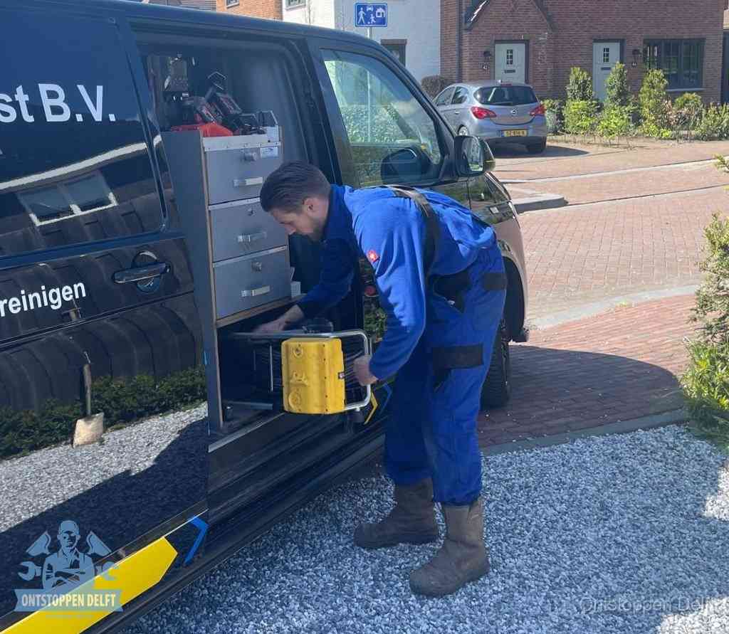 Monteur pakt gereedschap uit de bus, bespaartips voor riool ontstoppen in Delft