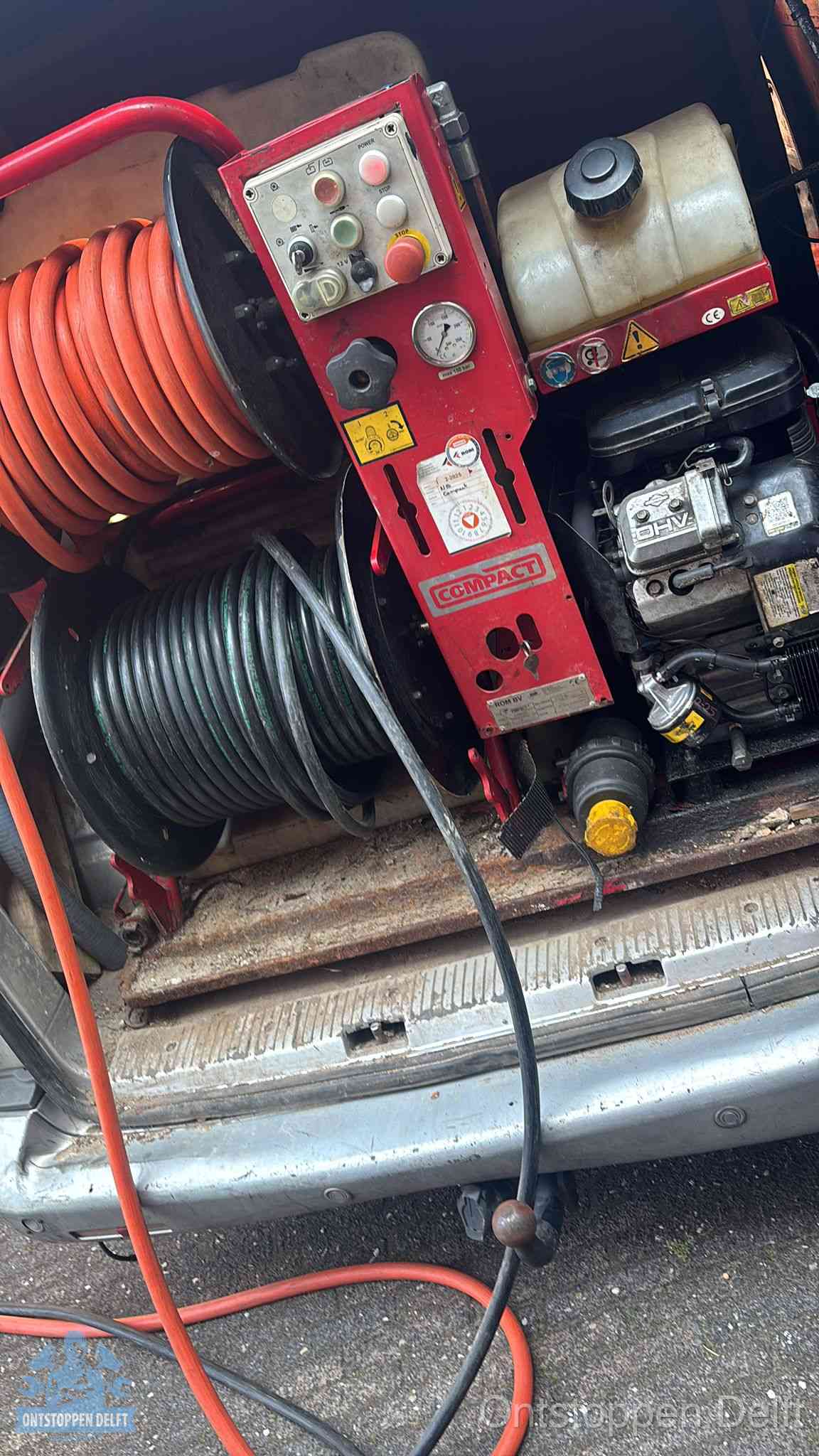Hogedrukreiniger met slanghaspels in de bus voor het ontstoppen van het riool in Delft
