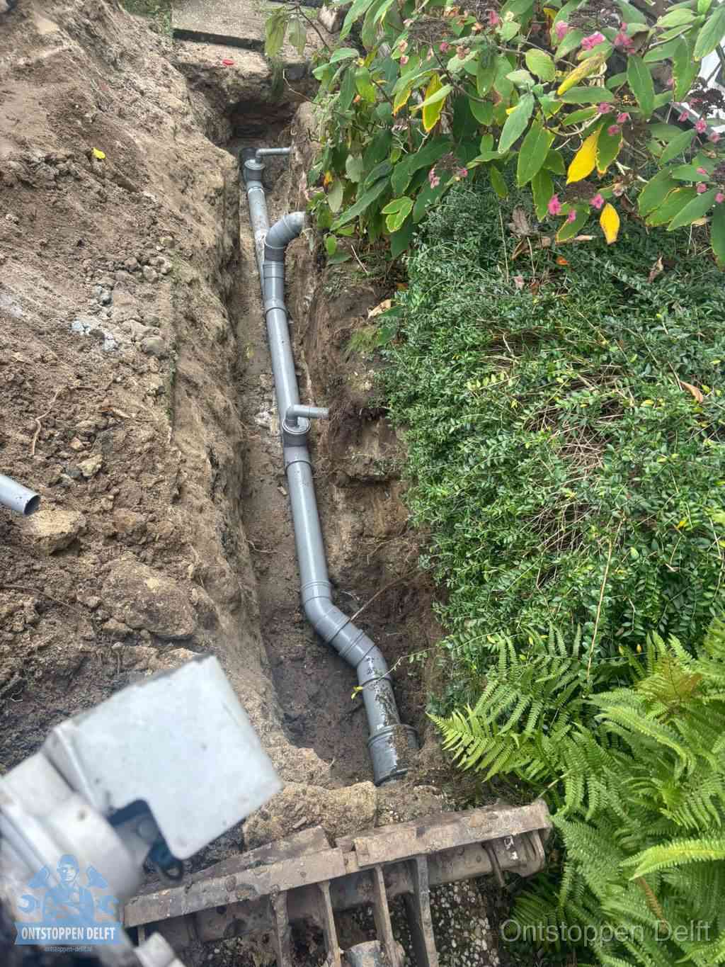 Open sleuf met nieuwe PVC-buizen, riool repareren en vervangen in Delft