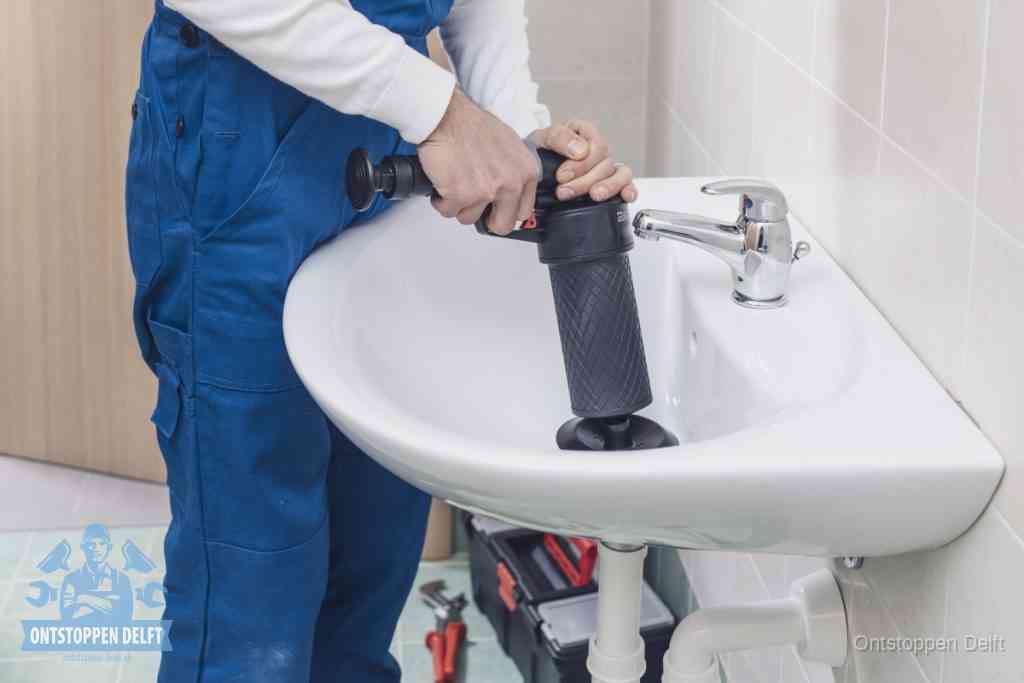 Een te ruwe doe-het-zelf poging met een handmatige perslucht-ontstopper op een sanitair-afvoer, een van de veelgemaakte fouten bij wc ontstoppen in Delft