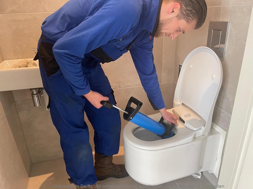 Wc ontstoppen met ontstopper Delft: effectieve methoden